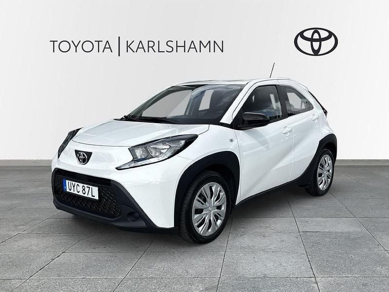Vit Begagnad 2022 Toyota Aygo Play Halvkombi | 169 900 kr (Marknadspris) - Bild 1/3