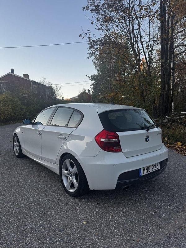 Vit Begagnad 2008 BMW 120 Advantage Halvkombi | 70 000 kr (Bra pris) - Bild 1/4