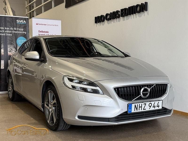 Silver Begagnad 2016 Volvo V40 Momentum Kombi | 159 900 kr (Marknadspris) - Bild 1/4
