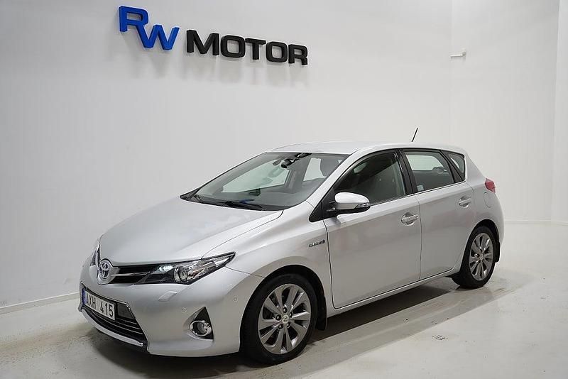 Silver Begagnad 2013 Toyota Auris Hybrid Executive Halvkombi | 119 800 kr (Marknadspris) - Bild 1/4