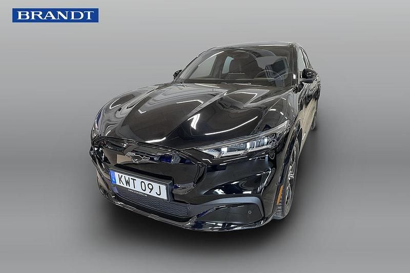 Svart Begagnad 2023 Ford Mustang Mach-E SUV | 579 000 kr - Bild 1/4