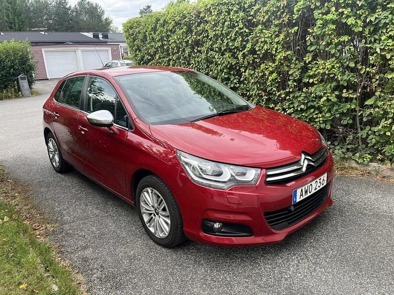 Röd Begagnad 2016 Citroën C4 Halvkombi | 109 000 kr (Marknadspris) - Bild 1/4