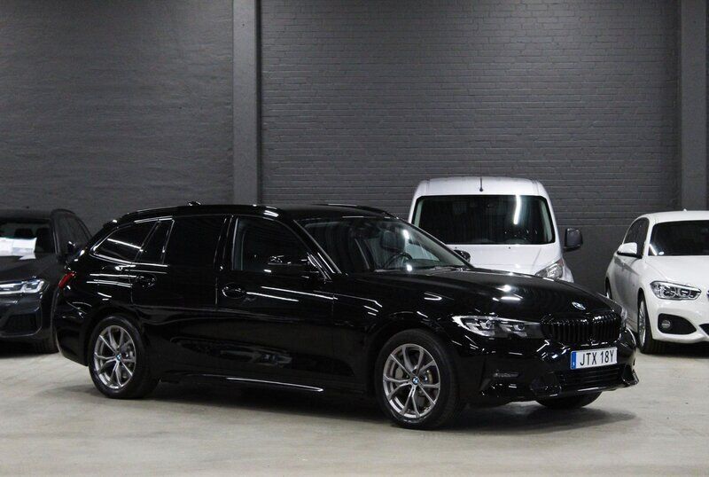 Svart Begagnad 2021 BMW 330e Sport Line Kombi | 299 900 kr (Bra pris) - Bild 1/4