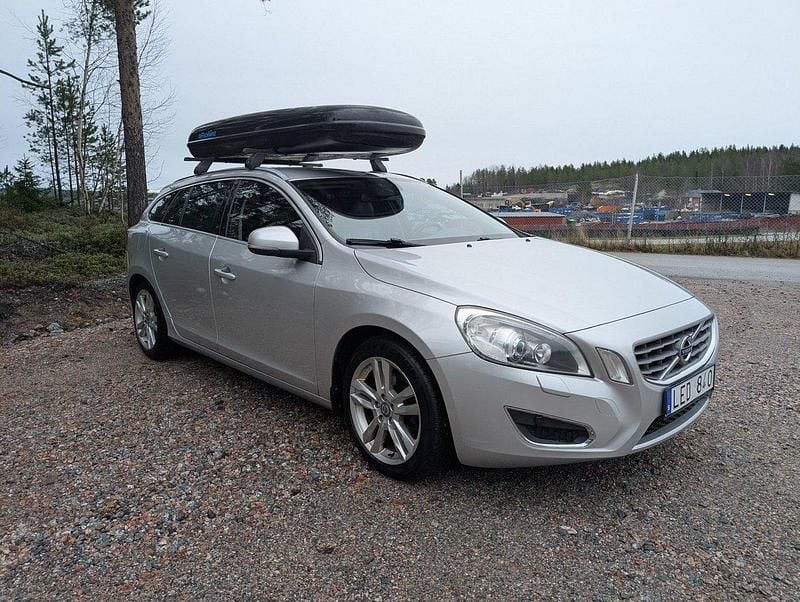 Grå Begagnad 2011 Volvo V60 Summum Kombi | 82 000 kr (Superpris) - Bild 1/4