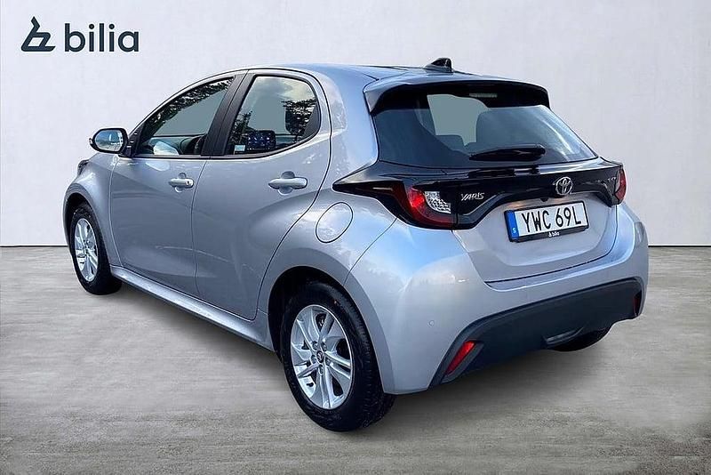 Begagnad Toyota Yaris Hybrid Active 117 HK (86 kW) 2024 Silver Halvkombi