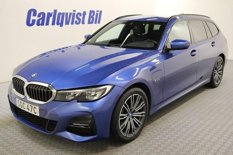 Portimao blå metallic Begagnad 2022 BMW 330 M Sport Kombi | 355 000 kr (Lite dyr) - Bild 1/4
