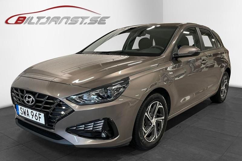Brun Begagnad 2022 Hyundai i30 Essential Halvkombi | 194 900 kr (Marknadspris) - Bild 1/4