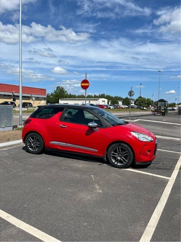Röd Begagnad 2010 Citroën DS3 Halvkombi | 39 000 kr (Bra pris) - Bild 1/4