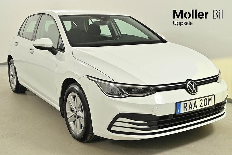 Vit (pure white) Begagnad 2023 VW Golf VIII Life Halvkombi | 229 900 kr (Bra pris) - Bild 1/4