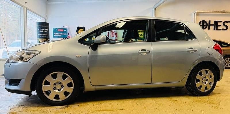 Begagnad Toyota Auris 124 HK (91 kW) 2008 Ljusblå Halvkombi