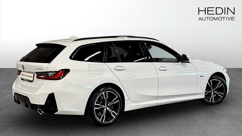 Begagnad BMW 330 M Sport 184 HK (135 kW) 2023 Vit Kombi