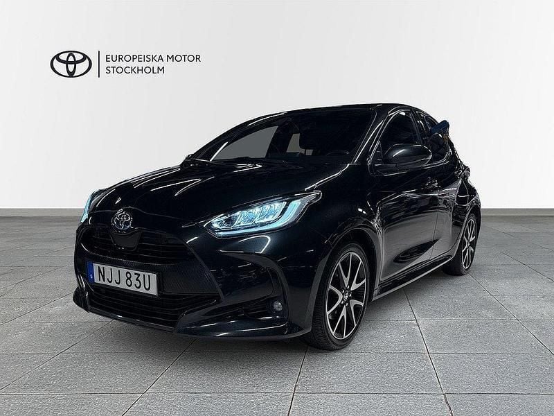 Svart Begagnad 2021 Toyota Yaris Hybrid Style Halvkombi | 214 900 kr (Marknadspris) - Bild 1/3