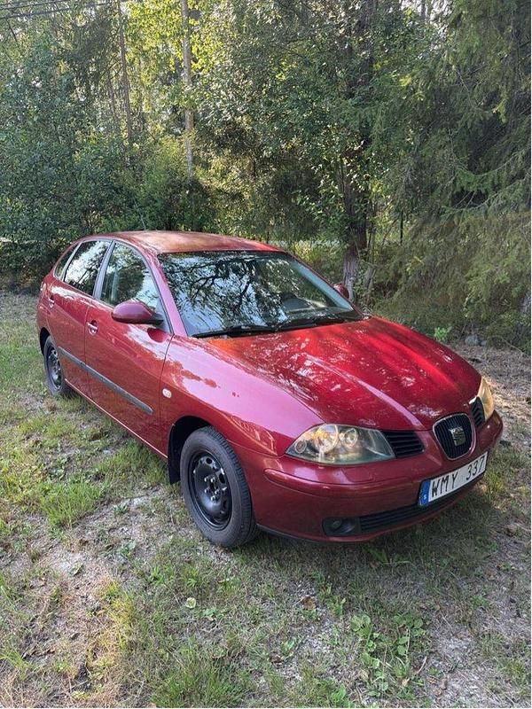 Röd Begagnad 2005 Seat Ibiza Halvkombi | 19 000 kr (Marknadspris) - Bild 1/4
