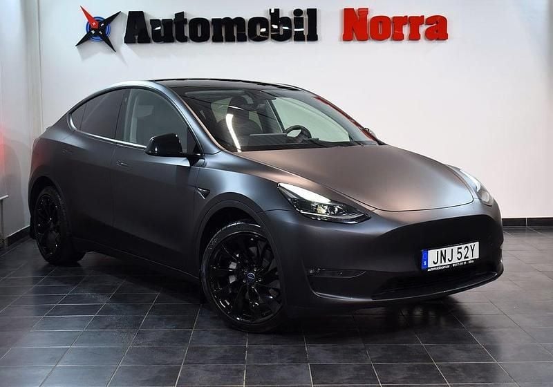 Svart Begagnad 2023 Tesla Model Y SUV | 419 900 kr (Marknadspris) - Bild 1/3