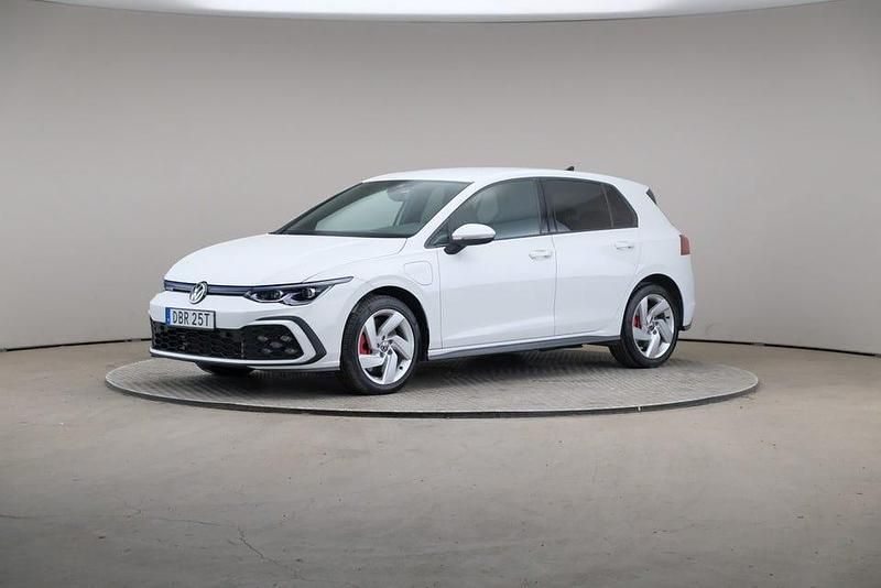Begagnad VW Golf VIII GTE 204 HK (150 kW) 2020 Pure white (solid) Halvkombi