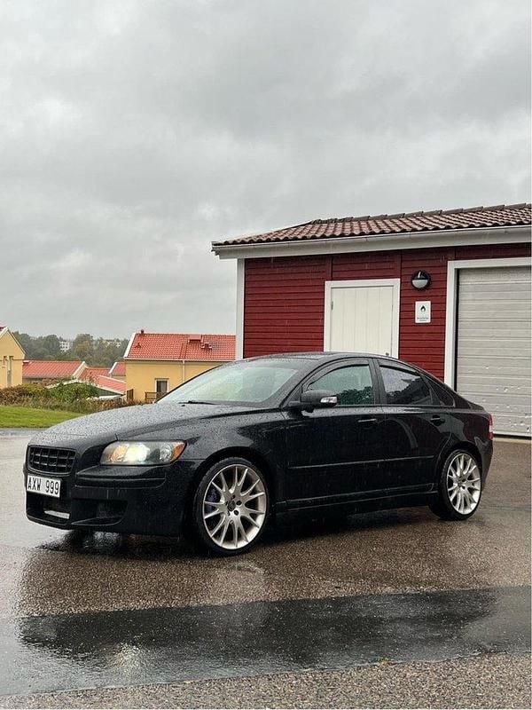 Svart Begagnad 2007 Volvo S40 Summum Sedan | 75 000 kr (Marknadspris) - Bild 1/4