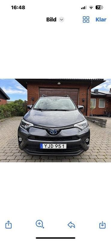 Grå Begagnad 2017 Toyota RAV4 Hybrid Active SUV | 209 000 kr (Superpris) - Bild 1/4