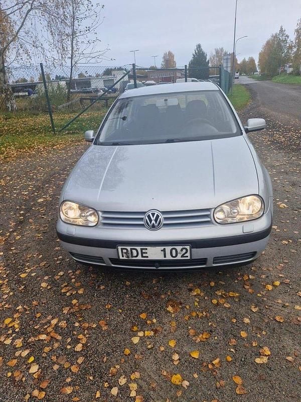 Grå Begagnad 2000 VW Golf IV Trendline Halvkombi | 17 500 kr (Bra pris) - Bild 1/4