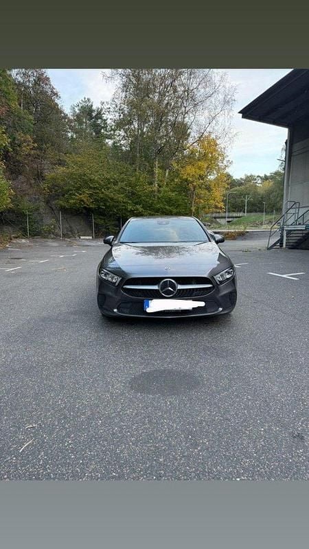 Grå Begagnad 2019 Mercedes A180 Halvkombi | 213 000 kr (Marknadspris) - Bild 1/4