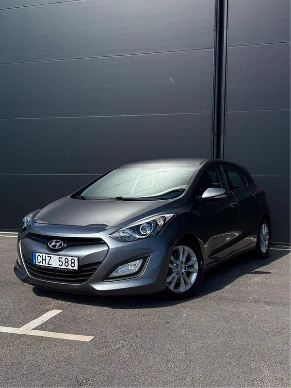 Grå Begagnad 2013 Hyundai i30 Halvkombi | 105 000 kr (Marknadspris) - Bild 1/4