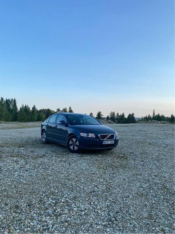 Blå Begagnad 2010 Volvo S40 Momentum Sedan | 45 000 kr (Marknadspris) - Bild 1/4