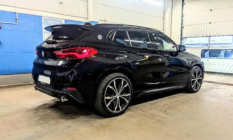 Black sapphire metallic (475) Begagnad 2018 BMW X2 M Sport SUV | 249 900 kr (Marknadspris) - Bild 1/4