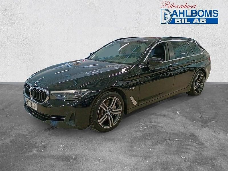Svart Begagnad 2022 BMW 530e Kombi | 419 900 kr (Marknadspris) - Bild 1/4