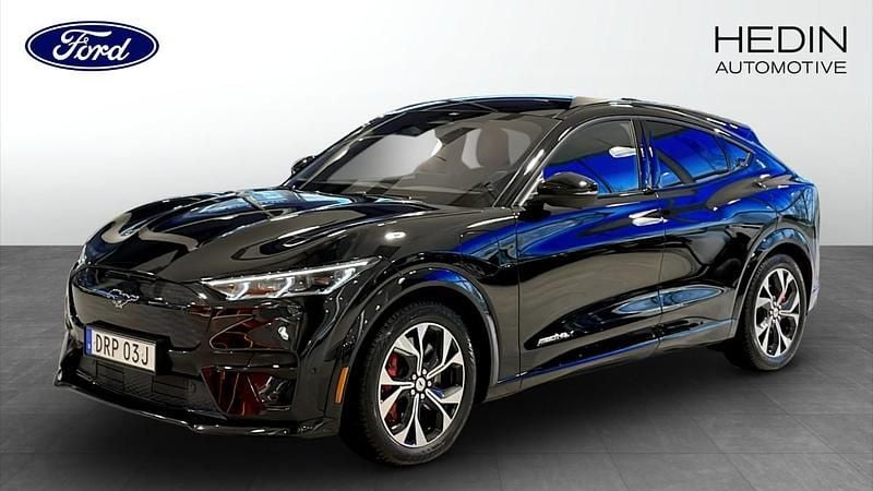 Svart (black) Begagnad 2023 Ford Mustang Mach-E GT SUV | 599 900 kr (Marknadspris) - Bild 1/4
