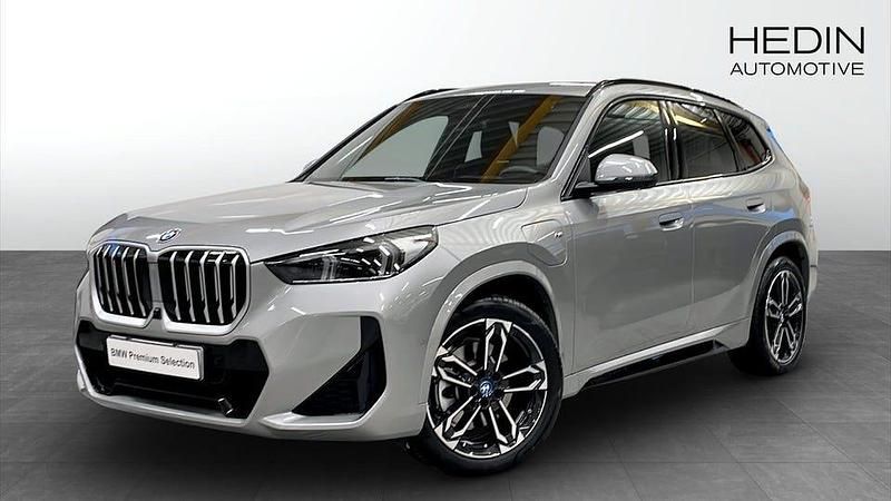 Grå Begagnad 2025 BMW X1 M Sport SUV | 588 700 kr (Dyr) - Bild 1/4