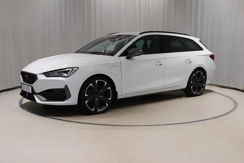 Vit Begagnad 2024 Cupra Leon VZ Kombi | 309 900 kr (Bra pris) - Bild 1/4