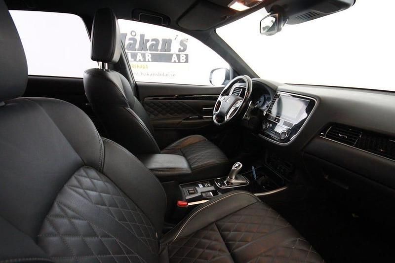 Begagnad Mitsubishi Outlander 224 HK (164 kW) 2019 Silver SUV