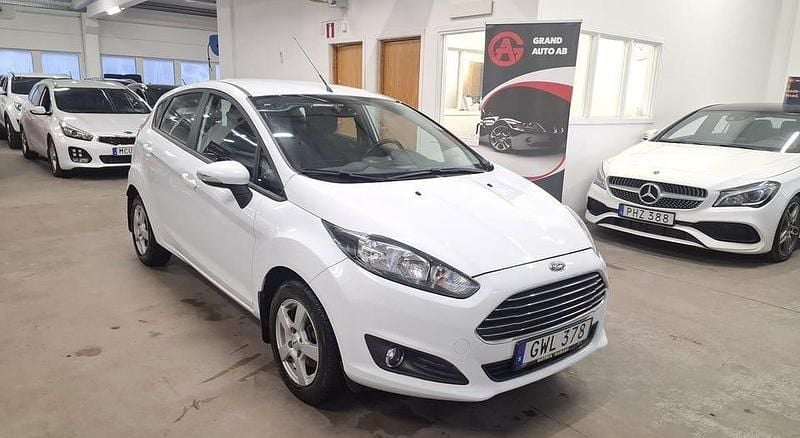 Begagnad Ford Fiesta Trend 60 HK (44 kW) 2015 Vit