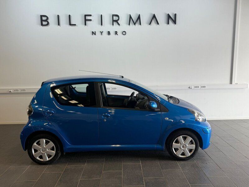 Blå Begagnad 2011 Toyota Aygo Halvkombi | 49 900 kr (Lite dyr) - Bild 1/4