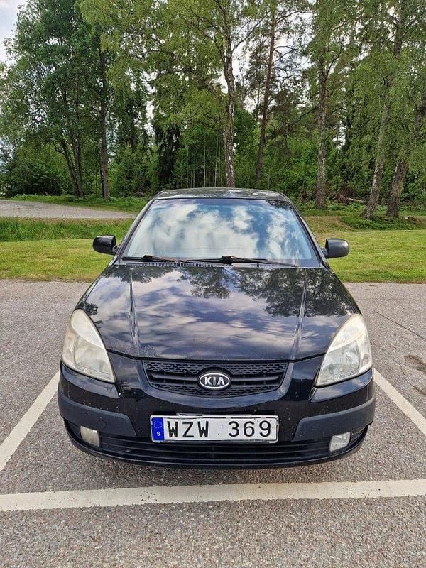 Svart Begagnad 2006 Kia Rio 4 Halvkombi | 8 000 kr (Superpris) - Bild 1/4