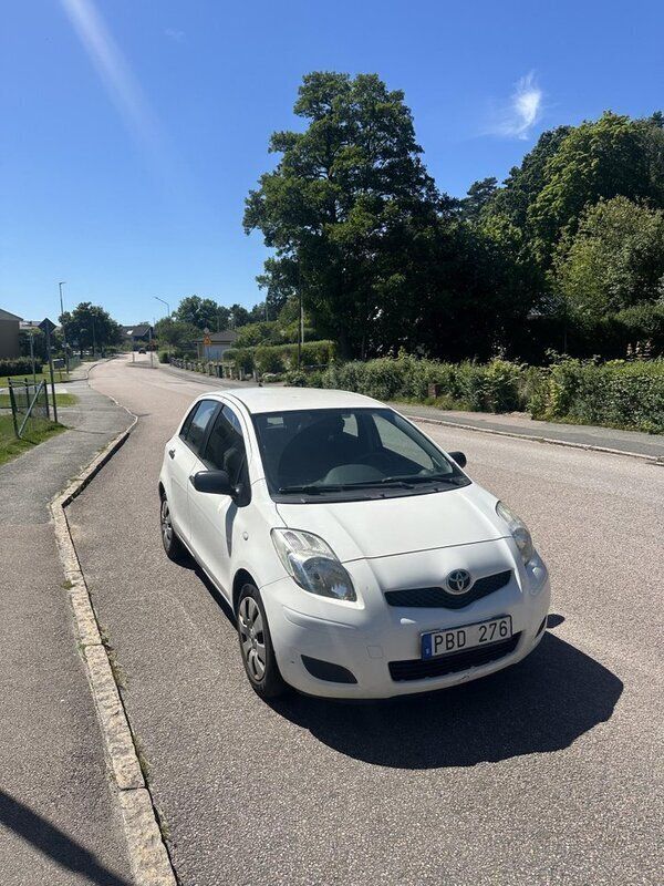 Vit Begagnad 2010 Toyota Yaris Halvkombi | 40 000 kr (Marknadspris) - Bild 1/4