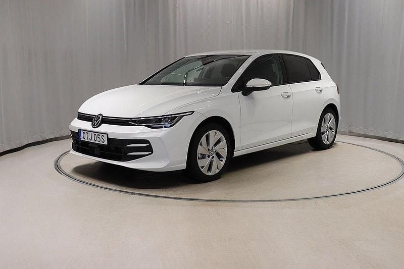 Vit (pure white) Begagnad 2024 VW Golf VIII Life Kombi | 298 900 kr (Bra pris) - Bild 1/4