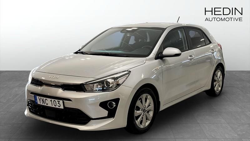 Grå (silver) Begagnad 2022 Kia Rio Advance Halvkombi | 199 900 kr (Marknadspris) - Bild 1/4