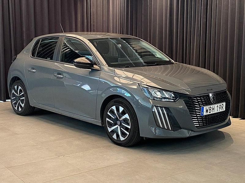 Grå Begagnad 2024 Peugeot 208 Active Halvkombi | 179 500 kr (Marknadspris) - Bild 1/4