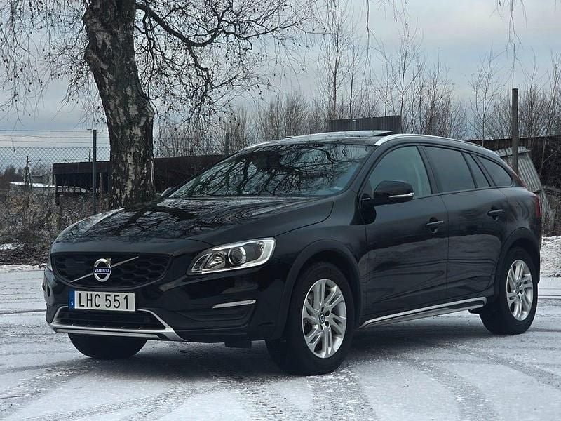 Svart Begagnad 2015 Volvo V60 CC Summum Kombi | 149 999 kr (Marknadspris) - Bild 1/4