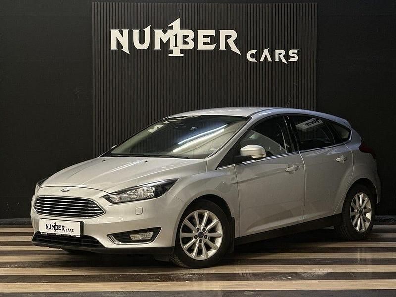 Grå Begagnad 2015 Ford Focus Titanium Halvkombi | 89 900 kr (Marknadspris) - Bild 1/4