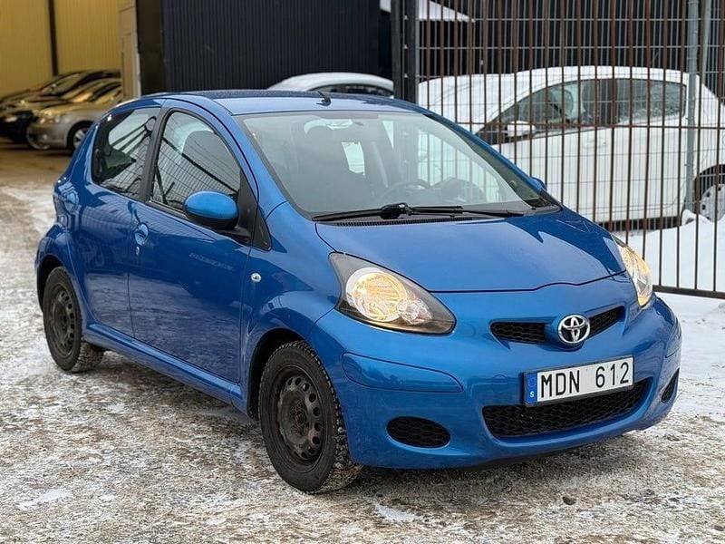 Blå Begagnad 2011 Toyota Aygo Halvkombi | 54 900 kr (Marknadspris) - Bild 1/4