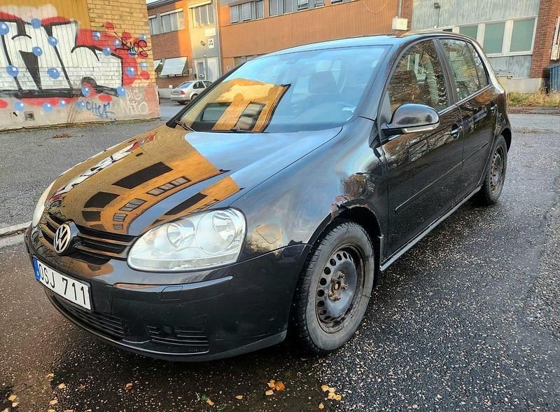 Svart Begagnad 2008 VW Golf Halvkombi | 22 000 kr (Superpris) - Bild 1/4