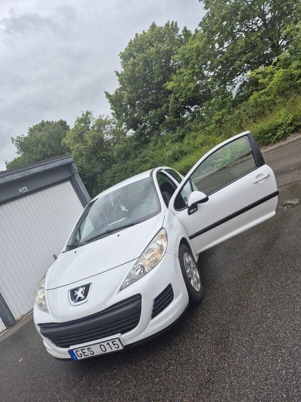 Vit Begagnad 2010 Peugeot 207 Halvkombi | 57 000 kr (Lite dyr) - Bild 1/4