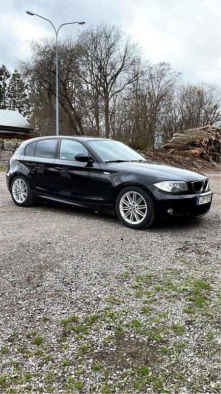 Svart Begagnad 2011 BMW 116 Advantage Halvkombi | 62 000 kr (Marknadspris) - Bild 1/2