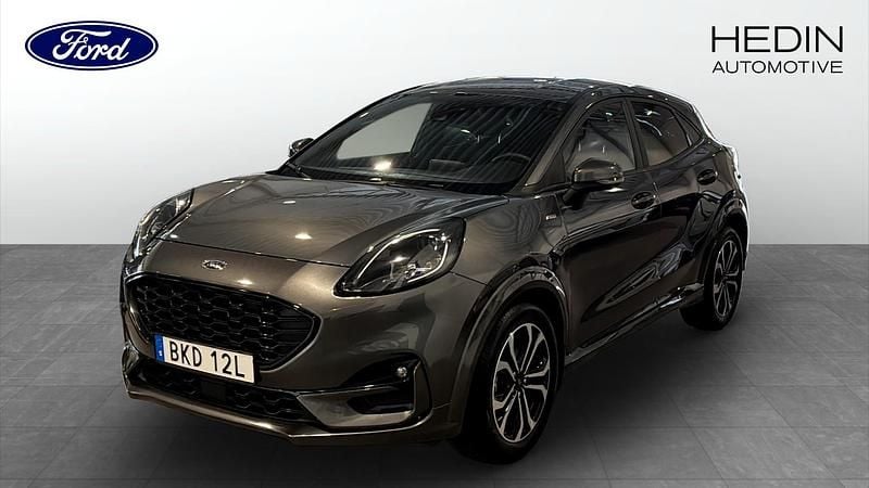 Grå (black) Begagnad 2022 Ford Puma Gen-E SUV | 219 000 kr (Marknadspris) - Bild 1/4