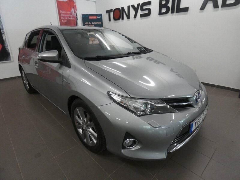Grå Begagnad 2014 Toyota Auris Hybrid Halvkombi | 124 900 kr (Bra pris) - Bild 1/4