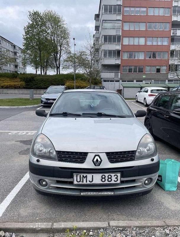 Grå Begagnad 2003 Renault Clio II Halvkombi | 11 000 kr (Bra pris) - Bild 1/4