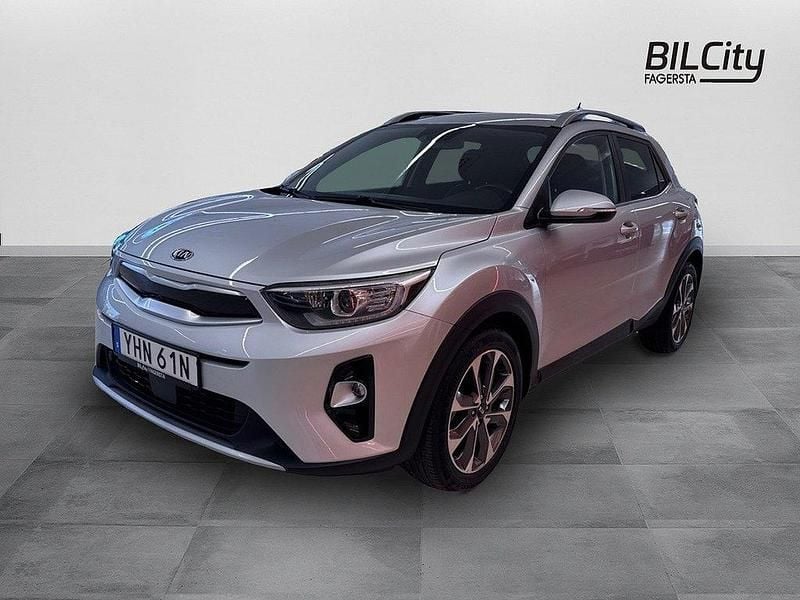 Grå (silky silver (4ss)) Begagnad 2019 Kia Stonic Advance SUV | 194 900 kr (Marknadspris) - Bild 1/4