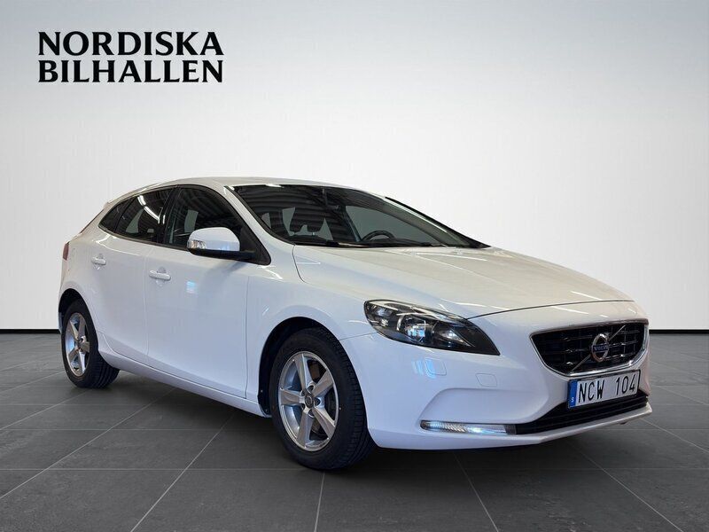 Vit Begagnad 2012 Volvo V40 Kinetic Kombi | 159 795 kr (Marknadspris) - Bild 1/4