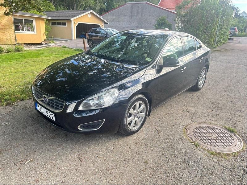 Svart Begagnad 2012 Volvo S60 Momentum Sedan | 80 000 kr (Marknadspris) - Bild 1/4